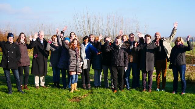 Group picture of the excursion participants standing on green meadow on Ameland. © CWSS.