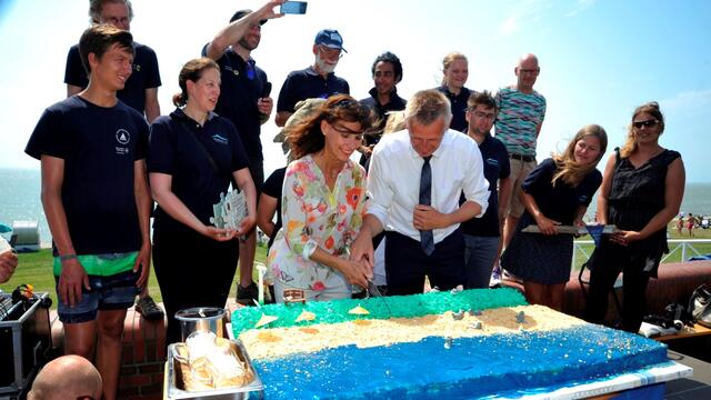 Members of the core cyclist teams with Parliamentary Secretary of State Rita Schwarzelühr-Sutter and Peter Südbeck of the Lower Saxon Wadden Sea National Park Authoritycutting the birthday cake. © CWSS/ Rolf Müller.